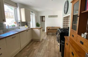 Ocean Terrace, Ilfracombe, 4 bedrooms, Sleeps 8, Stunning Sea Views, Parking, Garden, Pet Friendly - Foto 8