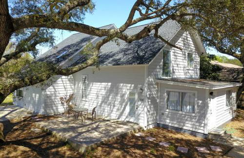 Bayside Cove Retreat Your Coastal Escape - Photo 1