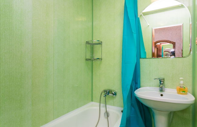 Apartment on Tryokhgorny Val - Photo 9