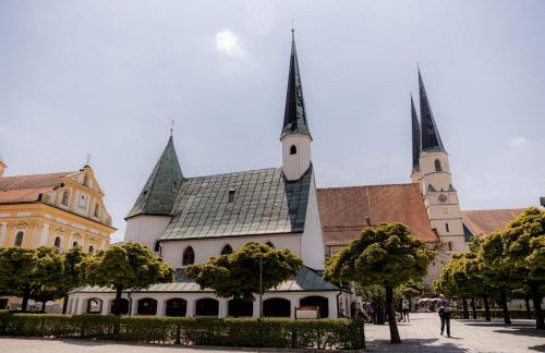 C4S COME4STAY Altötting - 3-Zi Whg I Zentrale Lage I Parkplatz I Balkon I WIFI I SmartTV I 1 Kingsize, 1 Queensize Bett I Office Arbeitsplatz I Wohnbereich mit Couch und Essbereich I voll ausgestattete Küche I Nespresso - Foto 39