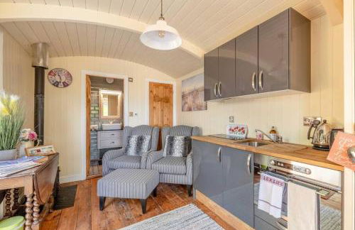 Relaxing Retreat - The Shepherds Hut - Hot Tub - By Tempstay - Foto 27