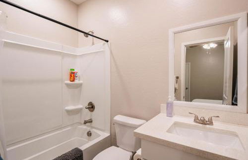 Serene 2BR Home with Premium Beds - Foto 40