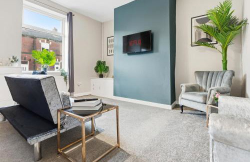 Modern 5 Bed 2 Bath House w Free Parking - Photo 4