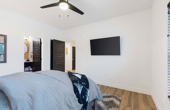 Rocky Shores Retreat - Indoor Pool Open - Photo 9