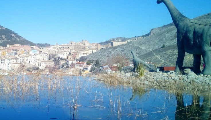 Statue d'un dinosaure devant Cuenca