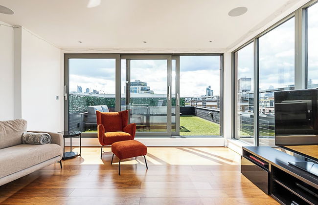 Modern Haven With Terrace View & Urban Charm - Foto 20