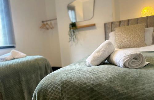 Park View is a beautiful whole entire house close to town centre, sleeps 8 in 4 rooms, 2 doubles and 4 single beds with 2 shower rooms, available for holidays, insurance stays, trades people, contractors, pets welcome - Foto 28