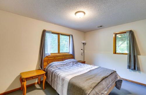 2 Mi to Cedar Lake Quiet Home with Fire Pit and Deck - Foto 17