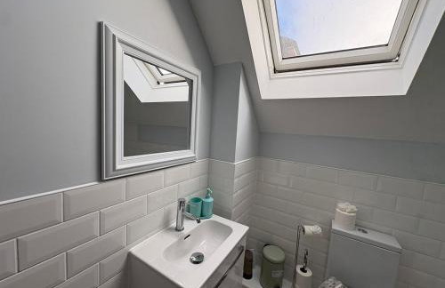 Central 2BR Home with Parking near Ferry - Foto 21