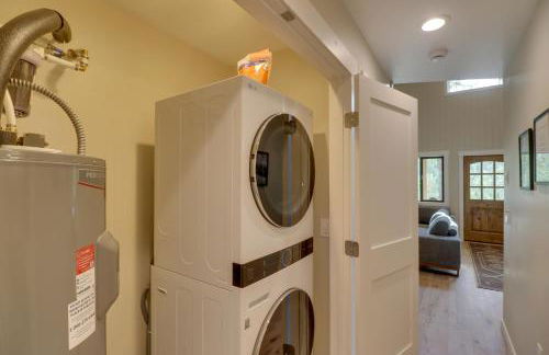 Lakeside Cabin Retreat with Private Hot Tub! - Foto 23