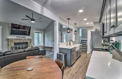 Unwind Fireside and Walk to Slopes! Poconos Getaway - Foto 8