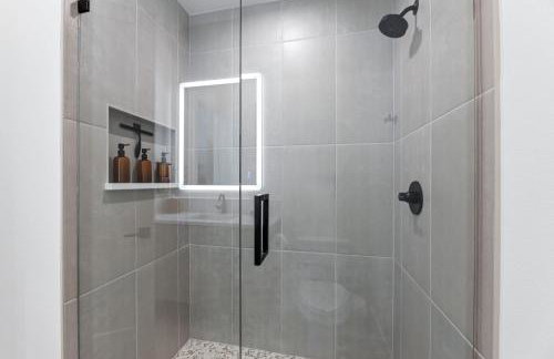 Luxury Getaway Near AT&T Stadium - 4BR Entire House-Hot Tub & Arcade - Foto 37