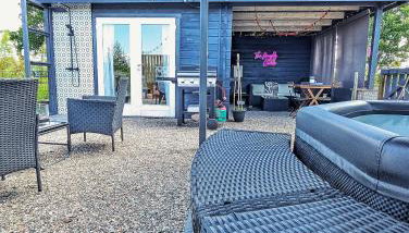 Rural Private Lodge - With Hot Tub - Outdoor Kitchen and Covered Lounge for Two - Foto 3