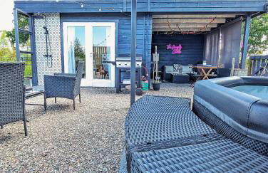 Rural Private Lodge - With Hot Tub - Outdoor Kitchen and Covered Lounge for Two - Foto 3