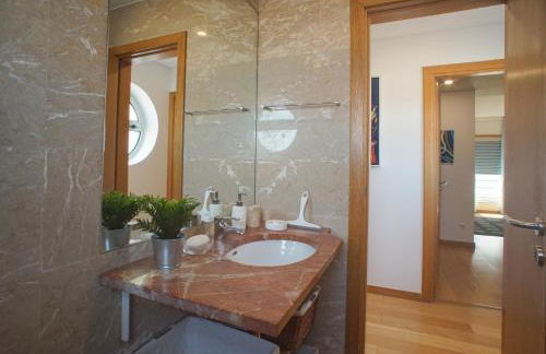 Lisbon Oriente River View w/ Balcony&Garage - Photo 24