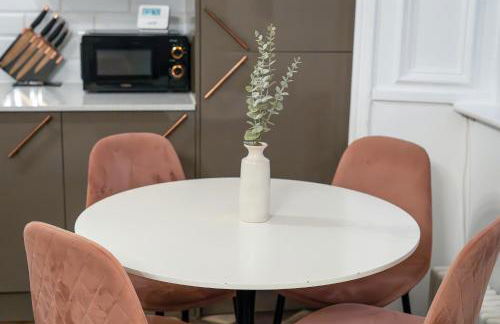 Cosy 2-Bed Flat with Free Parking-by Holiday Homes - Foto 13