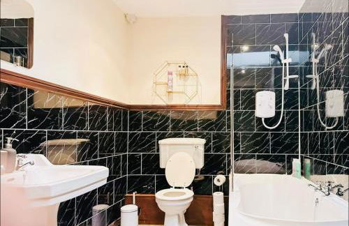 Stacey's 4 Bedroom House in Pontypool - Photo 7