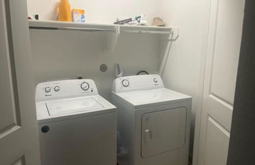 Modern 2 Bedroom All-En-Suite Near Downtown with EV Socket - Photo 29