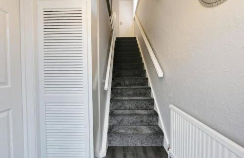 Superb 3 bed house, homely comforts close to supermarkets, with private parking on gated premise - Photo 28