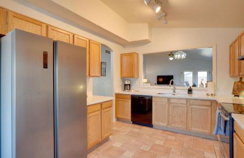 3 Mi to Surprise Stadium! Retreat with Putting Green - Foto 7