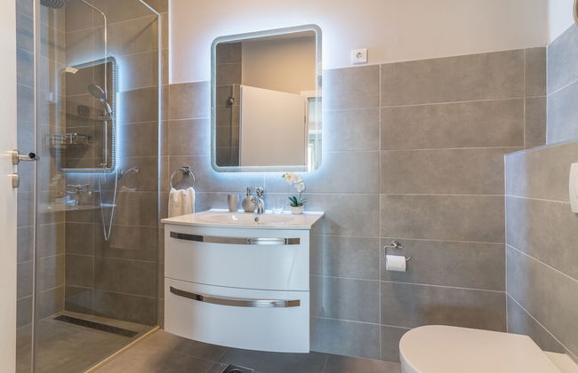 Luxurious Suites Elegance - Photo 46