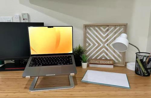 Serene Modern Home Backdoor with great WiFi, games, movies, patio seating and bbq Easy Access to North Joshua Tree National Park in 10 minutes - Foto 76