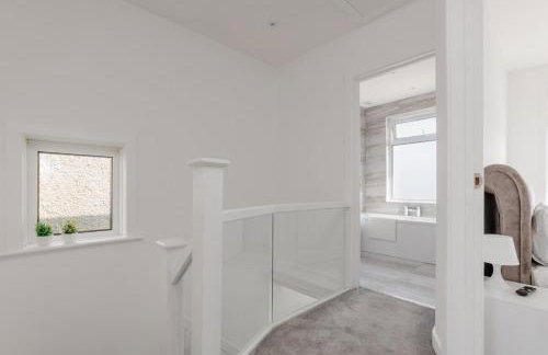 Delightful family home with parking, 8 minutes to beach - Foto 6