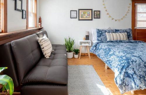 Bohemian Bungalow with Hot Tub - Foto 13