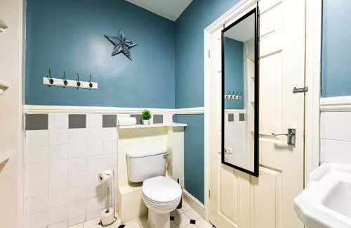 Central Canterbury Gem New Refreshed Decor Sunny Deck Outdoor Furniture FREE Parking 2BR 2BA TOP Location - Foto 17