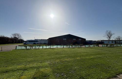 116, Two bed Chalet on California Sands Holiday Park - Sleeps 5, pet friendly, includes FREE pool passes, Free Entry to Clubhouse - plus Electric, WiFi, bed linen and towels all included - only 300m from the beach! - Photo 18