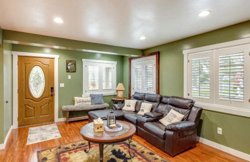 Deck with Hot Tub Ashton Cozy Cub Cabin - Foto 4