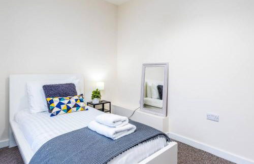 4Bed Central House w Parking & Garden - Foto 12