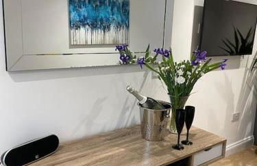 Stylish 1 bedroom studio outdoor area and hot tub - Foto 9