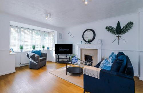 4BR Home for 8, Full Kitchen, Parking, WiFi in Northwich - Photo 1