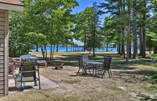 half Mi to Dtwn! Suttons Bay Cottage with Fire Pit - Foto 17