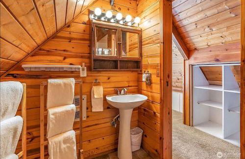 NEW: Steps from White River near Mount Rainier National Park - Foto 16