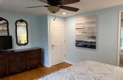 Stylish 3 BR Entire Home NearTown & Beach with Pool Table & King Bed - Foto 10