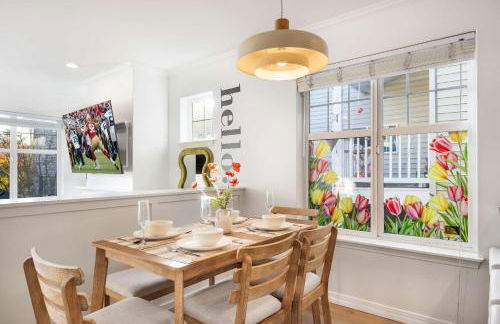 Rare 2BR Modern Urban Escape Free Parking - Foto 20