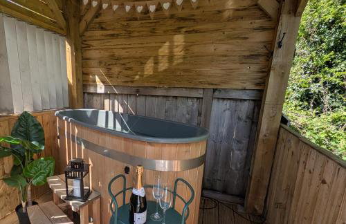 Bijou Coastal Apartment in Polperro With Hot Tub, Onsite Parking 5 min Downhill Walk To Village - Photo 1