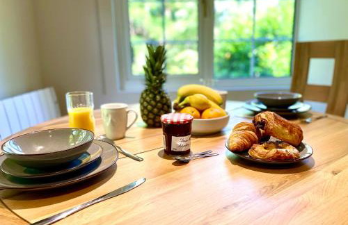 Private, Couples Forest Escape - Free Parking - Stunning & Stylish 1 Bedroom Coach house! - 5 Minute Walk to a great bistro pub! - Great Location - Fast WiFi - Smart TV - Newly Refurbished! Direct New Forest access Close to Burley - Photo 9