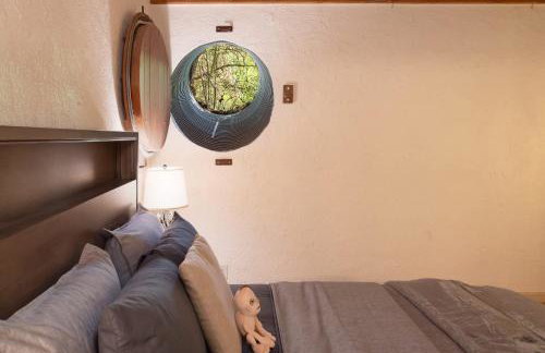 Myrinn-Hobbit Cottage on the Creek Storybook Stay - Foto 23