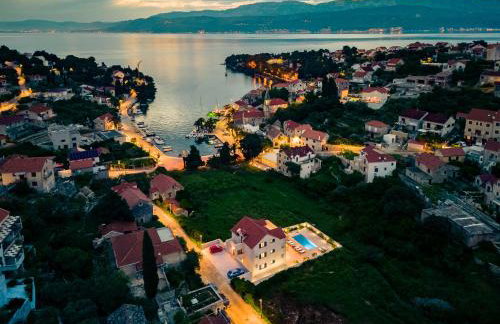 Villa Janie with a pool for up to 16 people - Photo 2