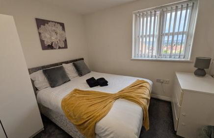 Large Modern House With Private Parking - Photo 152