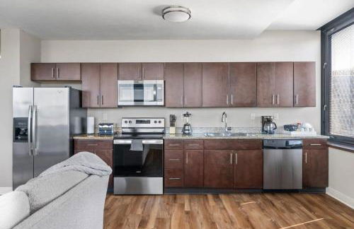 Sleek 2BR Downtown Retreat with Gym - Foto 6
