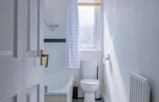 4-Bed Family House in Leeds with park view - Foto 12