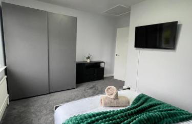 Bright Haven 6 Mins to Airport with Driveway & Garden Sleeps 7 - Foto 12