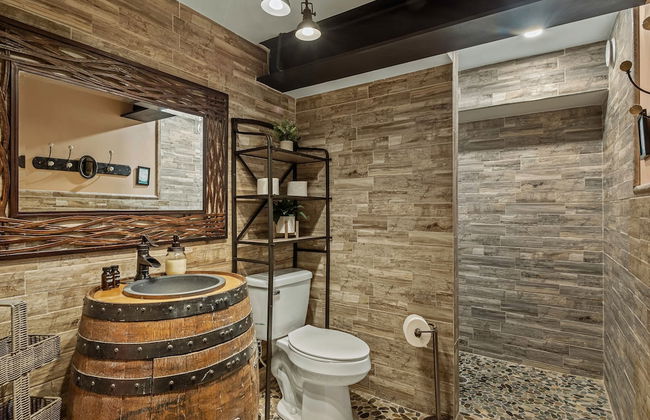 The Bigwood Cabin by Avantstay Hot Tub Firepit Pool Table Private Yard - Photo 51