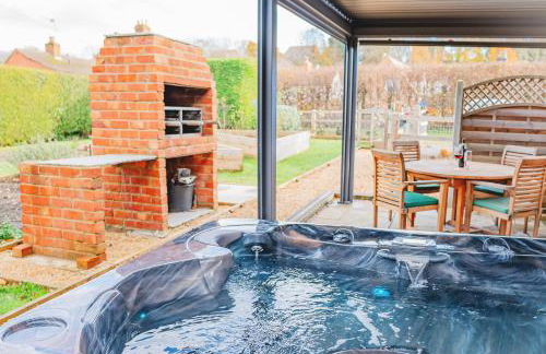 Cottage with Hot Tub - near Cheltenham and Tewkesbury - Photo 8