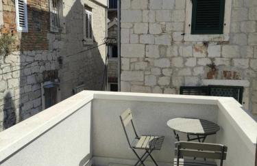 The center of Split, renovated stone house - Photo 8