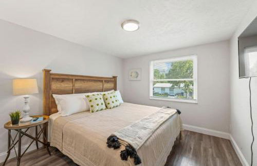 Oversized 4bed + Converted Bedroom, HEATED Pool + Hot Tub - Photo 16